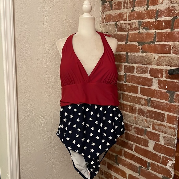 HOT TOPIC - Her Universe DC Comics Wonder Woman Swimsuit Plus Size - Picture 4 of 10